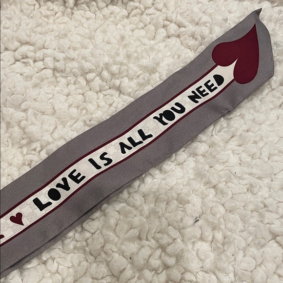 HENRI BENDEL ‘Love is All You Need’ TWILLY / Bag Scarf w HB Dust Bag | EUC - Picture 5 of 6
